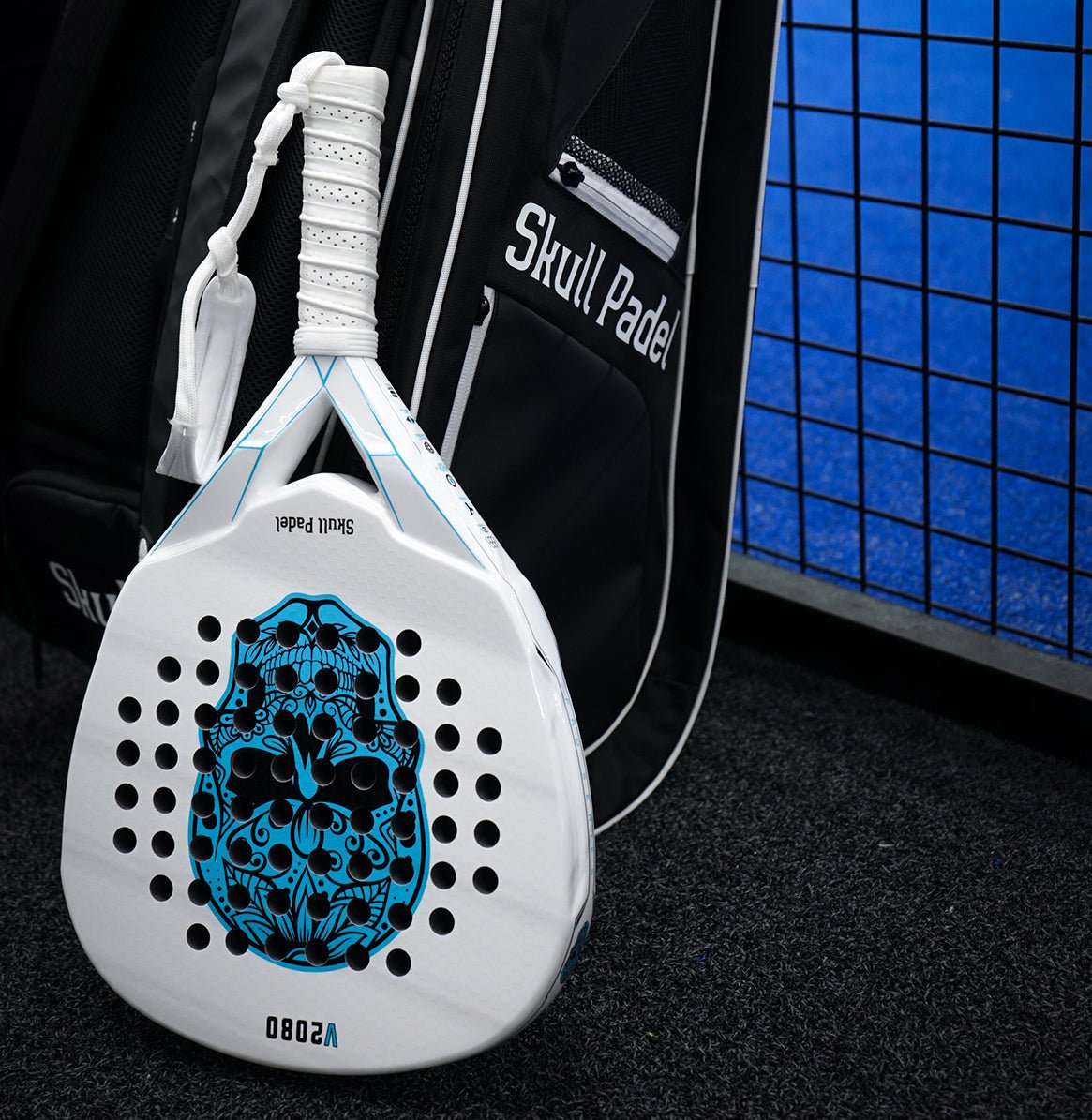 スカルヘッドバット　ホワトン V2080 White Blue 12K Carbon Padel Racket – Control | Skull Padel
